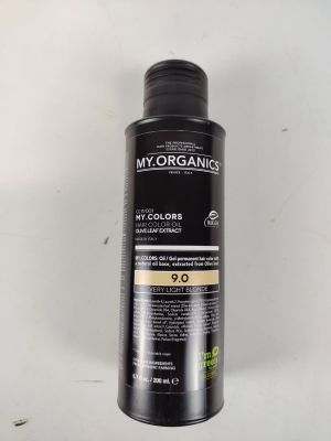 un gros plan d'un flacon de teinture pour cheveux posé sur une surface blanche