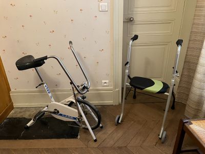 Vélo d'appartement ancien modèle de marque CARE