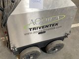 La machine est posée par terre dans le garage.