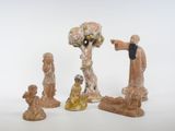 trois figurines assises l'une à côté de l'autre