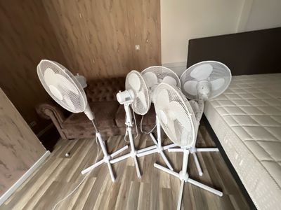 5 ventilateurs sur pied