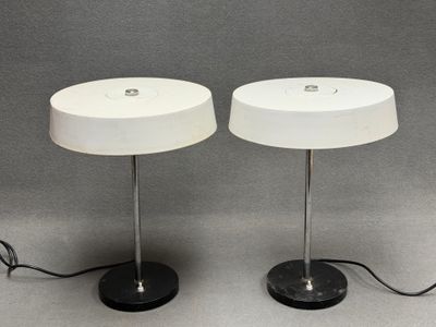 Paire de lampes en tôle laqué blanc et base circulaire noire…