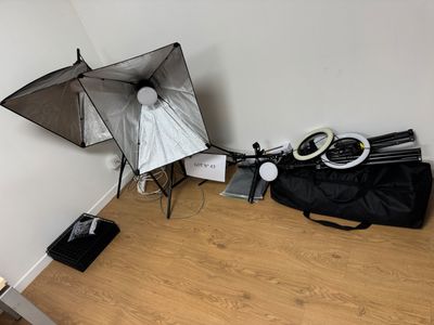 un studio photo installé dans un coin d'une pièce