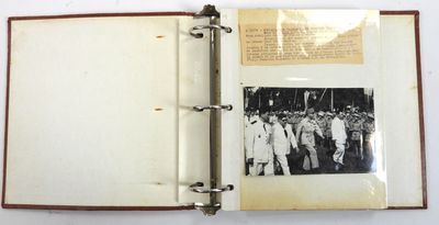 une vieille photo d'un groupe de personnes dans un livre