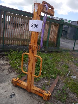 un poteau sur lequel est fixé un panneau, devant une clôture