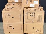 plusieurs boîtes empilées sur une palette