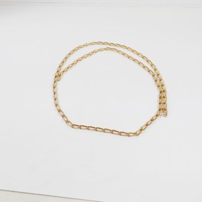 un bracelet en chaîne dorée sur un fond blanc
