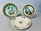 Deux assiettes ornées de motifs décoratifs sont posées sur une table.