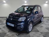 la petite voiture bleue est garée sur un carrelage à carreaux