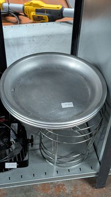 une casserole en métal posée sur une étagère en métal