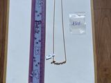 une boîte sur laquelle sont représentés un collier et une règle, posée sur une table