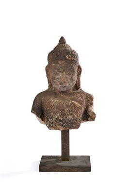 une image représentant une statue représentant une tête de Bouddha posée sur un socle