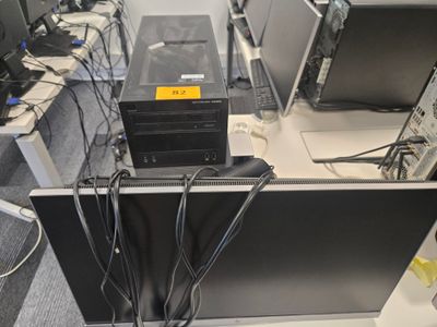 beaucoup d'ordinateurs posés sur un bureau