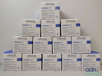 Plusieurs cartons d'urage sont empilés les uns sur les autres
