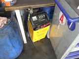 une image représentant une poubelle bleue contenant une radio