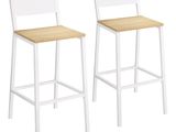 une paire de tabourets de bar blancs avec une assise en bois