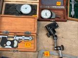 de nombreux types différents de cadrans et de jauges posés sur une table