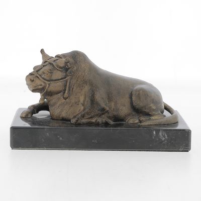 Presse papier En bronze, représentant une vache sur une terr…
