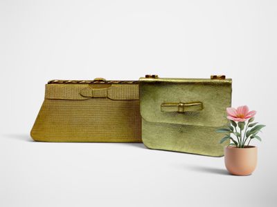 une paire de sacs à main verts représentant une fleur dans un vase sur fond blanc