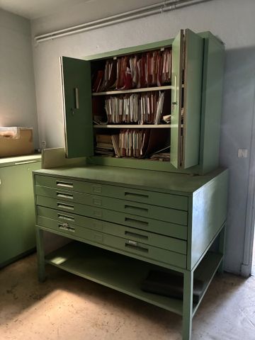 Mobilier : 2 armoires métalliques, une demi-armoire métallique, u...