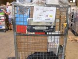 un chariot contenant beaucoup d'articles dans un entrepôt