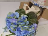 un bouquet de fleurs bleues posé sur une table blanche