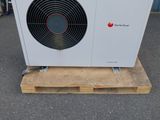 un climatiseur blanc posé sur une palette en bois