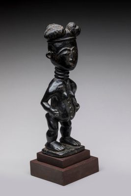 une statue en bronze représentant un garçon coiffé d'un chapeau