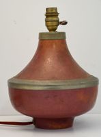 Petite lampe en laiton martelé et laqué rouge