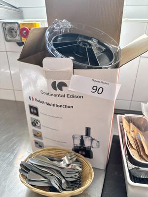 une boîte de couverts posée sur un comptoir à côté d'un panier de couverts