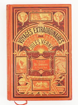 un vieux livre à la couverture rouge et aux lettres dorées