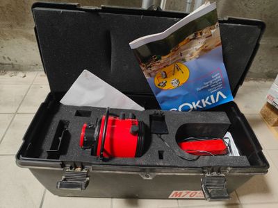 un étui noir contenant un objet rouge