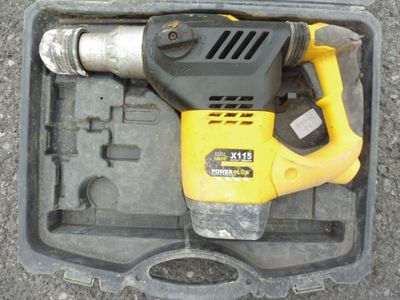 une perceuse jaune et noire dans un coffret noir