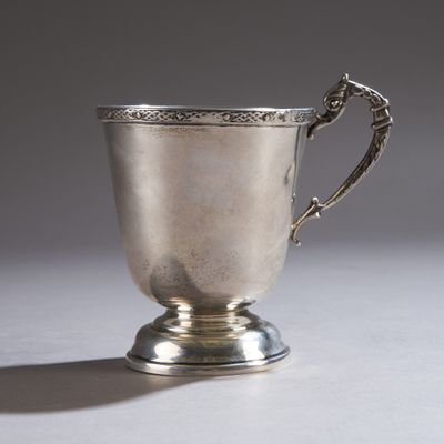 une coupe en argent posée sur une table