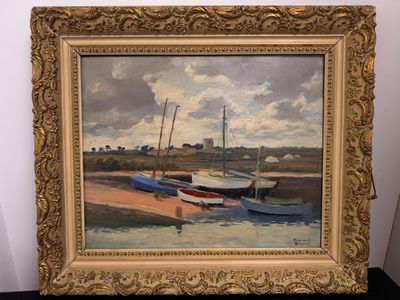 un tableau représentant des bateaux sur l'eau, dans un cadre doré