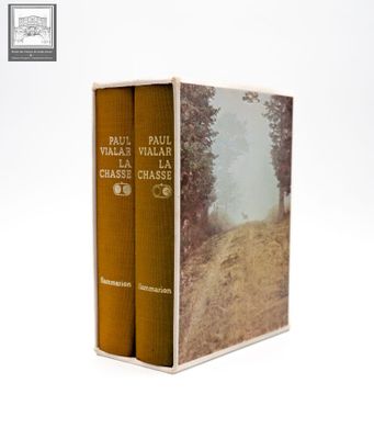 deux livres posés côte à côte sur une surface blanche