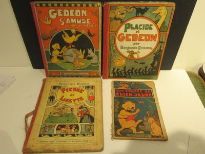 trois livres pour enfants exposés sur une table dans un musée