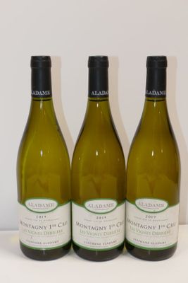 trois bouteilles de vin posées sur une table l'une à côté de l'autre