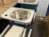 un évier et une machine à laver dans une pièce en cours de rénovation