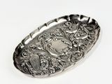 gros plan d'une plaque d'argent sur une surface blanche