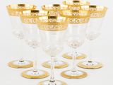six verres à vin à bord doré sur fond blanc
