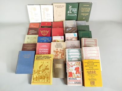 un grand nombre de livres posés sur une table