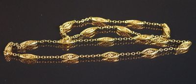 bracelet plaqué or avec une chaîne et un fermoir, sur fond noir