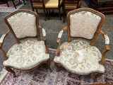 deux chaises placées l'une à côté de l'autre sur un tapis