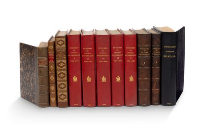 plusieurs vieux livres sont alignés sur une surface blanche