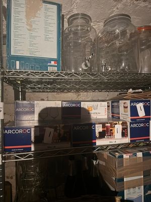 une étagère remplie de bocaux en verre, sur laquelle sont posés des bocaux