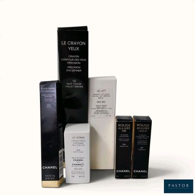 de nombreux types de produits cosmétiques posés sur une surface blanche