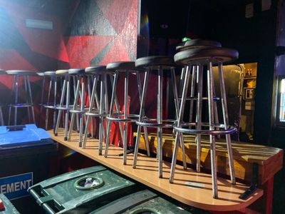 beaucoup de tabourets posés sur une étagère