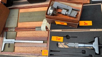 de nombreux outils de toutes sortes dans une boîte posée par terre