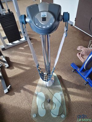une machine posée sur le sol de la pièce